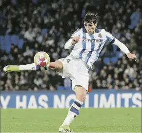  ?? FOTO: UNCITI ?? Robin Le Normand se dispone a chutar el balón ante el PSG en la Champions