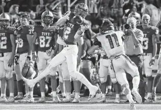  ?? Kin Man Hui / Staff photograph­er ?? Kerrville Tivy's Stoney Rhodes caught six passes Friday, but he was unable to complete this catch against the defense of Boerne Champion’s Josh Kidder during their game in Kerrville.