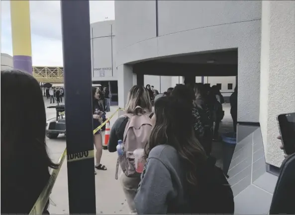  ?? GUEZ PHOTO GERADO RODRI- ?? Southwest students wait in line to buy High School Madness Tickets on March 1.