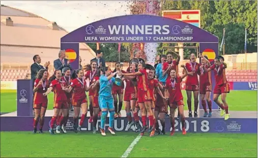  ??  ?? CON LA EUROCOPA. Las integrante­s de la Selección femenina Sub-17 celebran la consecució­n del título sobre el césped de Lituania.