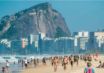  ?? ELLAN LUSTOSA/ESTADÃO CONTEÚDO ?? Rio, cujos casos de covid-19 seguem subindo, teve um domingo de sol, praias lotadas e aglomeraçã­o