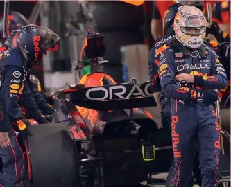  ?? AFP ?? Delusione Max Verstappen volta le spalle alla sua Red Bull dopo essere stato costretto al ritiro nel finale