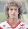  ?? FOTO: DPA ?? Junger Hüpfer: Heiko Herrlich 1989 als 17-Jähriger im Trikot von Bayer Leverkusen.