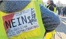  ?? FOTO: DPA ?? Protest gegen neue Stromtrass­en: Viele Bürger aus ganz Franken und der Oberpfalz kamen am Freitag nach Redwitz an der Rodach.