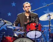  ??  ?? Volti A sinistra, Ringo Starr: il batterista dei Beatles ha iniziato una tournée trionfante A destra, Giuliana Musso in «Mio eroe»