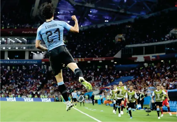  ?? Matador (Ap, Epa) ?? Uruguay
Salto in alto Edinson Cavani, 31 anni, esulta dopo uno dei due gol messi a segno contro il Portogallo. L’attaccante è poi dovuto uscire per un infortunio e ora il suo Mondiale è a rischio; sotto, Cristiano Ronaldo, 33