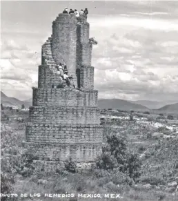  ??  ?? En esta imagen de finales de los años 40 se observa a personas que escalan una de las dos llamativas torres que se ubican en los extremos del acueducto de Los Remedios.