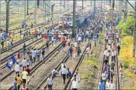  ?? RISHIKESH CHOUDHARY/HT PHOTO ?? Protesters stage a ‘Rail Roko’ between Thakurli and Kalyan areas of Mumbai during the Maharashtr­a Bandh on Wednesday.