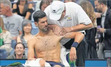  ??  ?? DOLORIDO. Djokovic recibió asistencia en el US Open, del que tuvo que retirarse por lesión.