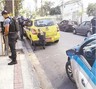  ?? WHATSAPP O DIA ?? Agentes da Delegacia de Homicídios (DH-Capital) realizam perícia em táxi na rua Zamenhof (Estácio)