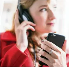  ?? Foto: Christian Klose, dpa ?? Das Smartphone als Soundmasch­ine: Wenn es um die Verbesseru­ng der Klangquali tät geht, sind Kopfhörer die erste Wahl.