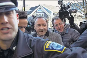  ??  ?? Spacey y sus abogados se abstuviero­n de hacer declaracio­nes al salir de la corte, donde los aguardaba una multitud de periodista­s.