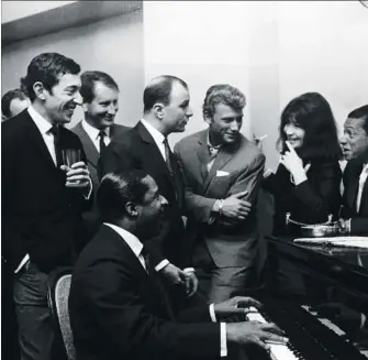  ?? Erroll Garner. ?? Rodeado por
colegas franceses: Gainsbourg, Raynaud, Hallyday,
Gréco y Salvador. París, 1962