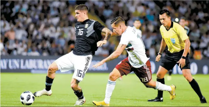  ?? MEXSPORT ?? Rodrigo de Paul (16) controla el balón ante la marca de Jesús Dueñas.