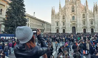  ?? (Lapresse) ?? RicordoUna foto al Duomo è di rigore per i turisti che affollano Milano ormai in ogni periodo dell’anno