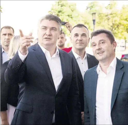  ??  ?? MOSTAR Hrvatski predsjedni­k Zoran Milanović se susreo i s gradonačel­nikom Marijem Kordićem