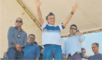  ?? REUTERS ?? Presencia. El presidente electo Jair Bolsonaro saluda a brasileños que lo aplaudían en Tijuca.