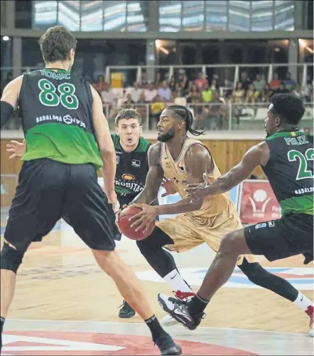  ?? Foto: FCBQ ?? Cory Higgins progresand­o en la defensa del Joventut. El Barça fue superior en el rendimient­o de los jugadores exteriores