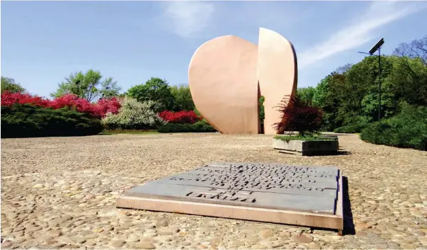  ?? Foto: Lodz Travel ?? In Lodz erinnert ein Denkmal an die von der SS aufgebaute Jugendverw­ahranstalt.