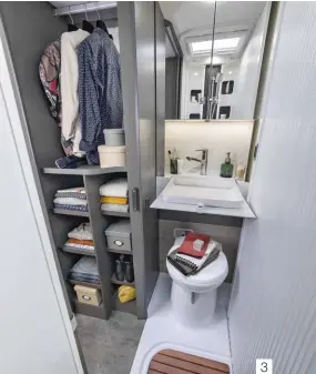  ??  ?? 1, 2 et 3. Attenant à une penderie compartime­ntée, le cabinet de toilette en bout arrière intègre douche en long et lavabo rabattable au-dessus des wc.