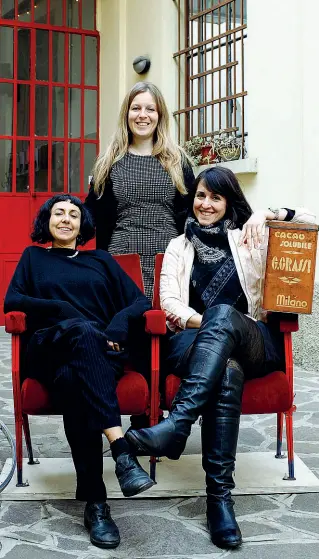  ?? (foto Balti) ?? Fondatrici Sara Atelier, Alberica di Carpegna (in piedi) e Loredana Lorenzi nel cortile di «Hug»