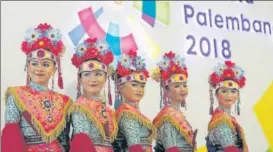  ?? REUTERS ?? ▪ Girls in traditiona­l costume welcome Asian Games athletes in Jakarta, Indonesia.