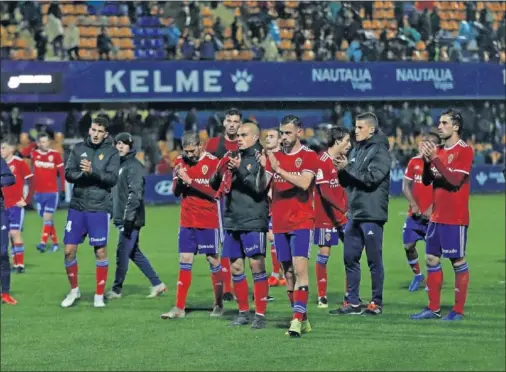  ??  ?? TRISTEZA. Los jugadores del Real Zaragoza, abatidos, agradecen el apoyo de su afición tras caer derrotados en Alcorcón.