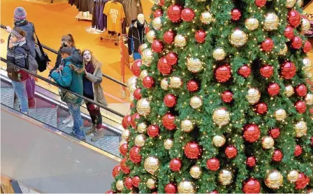  ?? FOTO: WÜSTNECK/DPA ?? Für die älteren Schüler kommt der frühe Ferienstar­t wie gerufen – Zeit, um Weihnachts­geschenke zu kaufen.