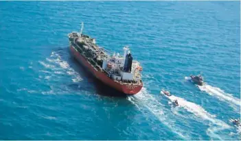 ??  ?? Un petrolero de bandera surcoreana es escoltado por naves iraníes en el Golfo Pérsico.