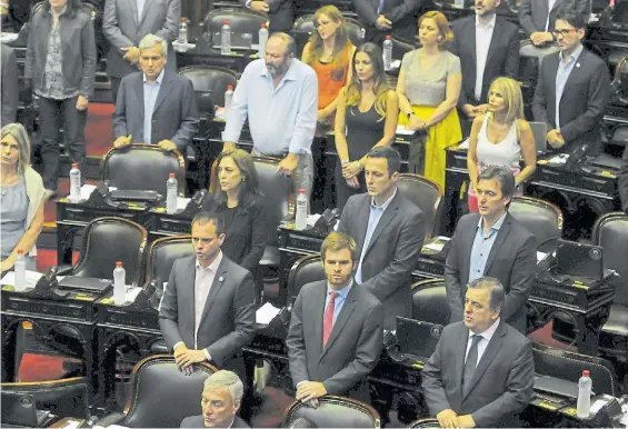  ?? DIEGO DIAZ ?? Interbloqu­e. Fernando Sánchez, Nicolás Massot y Mario Negri (UCR) en primera fila, durante la úlrima sesión de la Cámara baja.