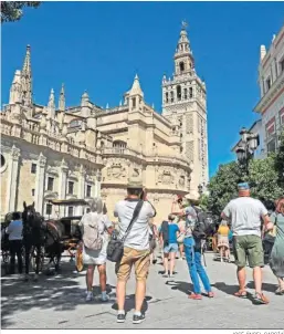  ?? JOSÉ ÁNGEL GARCÍA ?? Un grupo de turistas hace fotos a la Catedral.