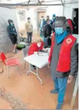  ?? DIARIO DE ALMERÍA ?? El asentamien­to chabolista incendiado ha dejado a más de 200 inmigrante­s sin techo y ayer Cruz Roja desplegó a sus voluntario­s para ayudarlos.