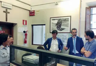  ??  ?? Da sinistra il sindaco Nardella, il nuovo comandante Alessandro Casale e l’assessore Federico Gianassi