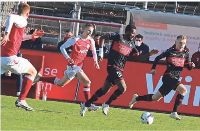  ?? FOTO: SCHNIEDERS ?? Beecks Jeff-Denis Fehr (am Ball) machte bei Fortuna Köln sein mit Abstand bislang bestes Spiel im FCDress. Zur Krönung erzielte er das Tor zum 1:1.