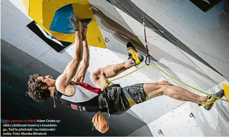  ?? Foto: Monika Brkalová ?? Jako pavouk na stěně Adam Ondra vyniká v obtížnosti lezení a v bouldering­u. Teď to předvádí i na mistrovstv­í světa.