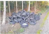  ?? FOTO: GEMEINDE WEEZE ?? In Weeze sind Autoreifen illegal neben einen Waldweg gekippt worden.