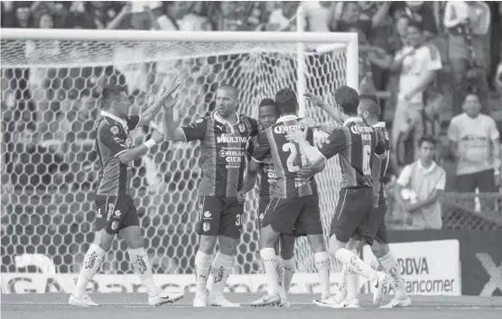  ?? MEXSPORT Los Tuzos del Pachuca cayeron en su visita a La Corregidor­a en la Jornada 11, cuando fueron superados por los Gallos con un marcador de 3-0. ??