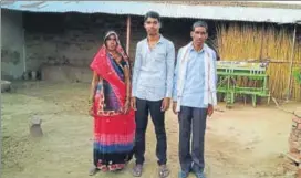  ?? HT PHOTO ?? Krishna Kumar, who got AIR 911 in NEET 2018, with his parents.