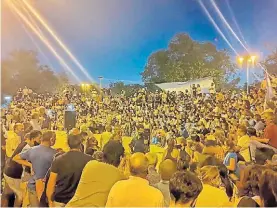  ??  ?? Anoche. Los formoseños se concentrar­on en una plaza de Clorinda.