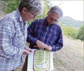  ??  ?? Le seul logo (sur la photo) qui permette aux consommate­urs de ne pas se tromper sur la provenance de la châtaigne «n’est pas utilisé alors qu’il existe depuis dix ans», selon M. Allione.