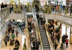  ?? Foto: S. Wyszengrad ?? Ein Bild aus guten Tagen: Vor Weihnachte­n ist die City-Galerie in Augsburg voller Menschen. Jetzt geht es in Corona-Zeiten um die Mietzahlun­gen.