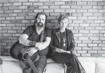  ?? CONCORD MUSIC GROUP ?? Steve Earle and Shawn Colvin share rocky histories: Colvin has experience­d depression, alcohol abuse and anorexia, while Earle has been homeless, thanks to drugs, and married seven times.