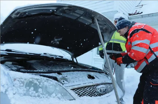  ?? FOTO: MALENE SØRENSEN LUNDBERG ?? Et av torsdagens oppdrag var flatt batteri i Lyngdal. Lyngdal-bosatte Tomas Thrainsson trengte hjelp til å få start på bilen sin.