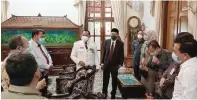  ?? FIRMA ZUHDI ALFAUZI/JAWA POS ?? PERDANA: Hudiyono (empat dari kiri) disambut para kepala dinas di Pendapa Delta Wibawa, Sidoarjo.