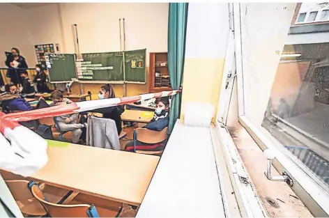  ?? FOTO: ZOLTAN LESKOVAR ?? Ein offenes Fenster in der Klasse 5d der Globus-Gesamtschu­le. Da in der Corona-Zeit auch während des Unterricht­s laufend gelüftet werden muss, werden jetzt die Heizungen höher gedreht.