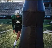  ?? IAN THOMAS JANSEN-LONNQUIST / THE NEW YORK TIMES ?? A Dartmouth player approaches a robotic tackling dummy, which allows players to practice without tackling one another.