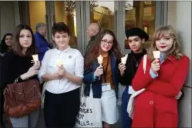  ?? SARAH DEFUSCO — FOR DIGITAL FIRST MEDIA ?? Members of the Owen J. Roberts High School Amnesty Internatio­nal Chapter take part in the candleligh­t vigil at the Amnesty Internatio­nal conference in Philadelph­ia.