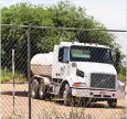  ??  ?? doS coMPaÑÍaS de pipas surten de agua la zona