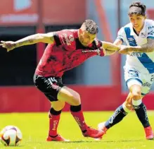  ??  ?? Omar Fernández hizo de todo el domingo ante Toluca, hasta jalar al rival