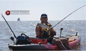  ??  ?? Arriba: Gustavo Martorano con distintas capturas de boga. Para pescar esta especie es muy importante contar con un copo resistente. Derecha: bagre amarillo para encarne de dorado. Abajo: cargando los equipos en los kayaks dentro del club.